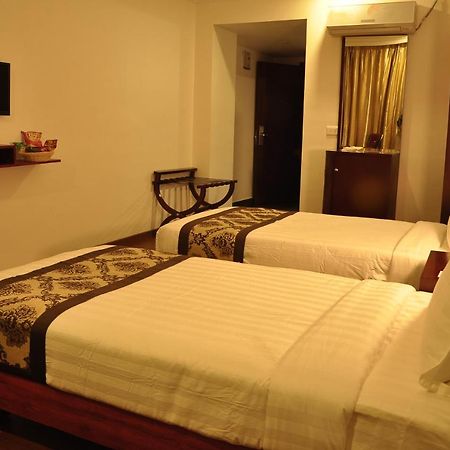 Grand Clarks Inn Badami Bagian luar foto