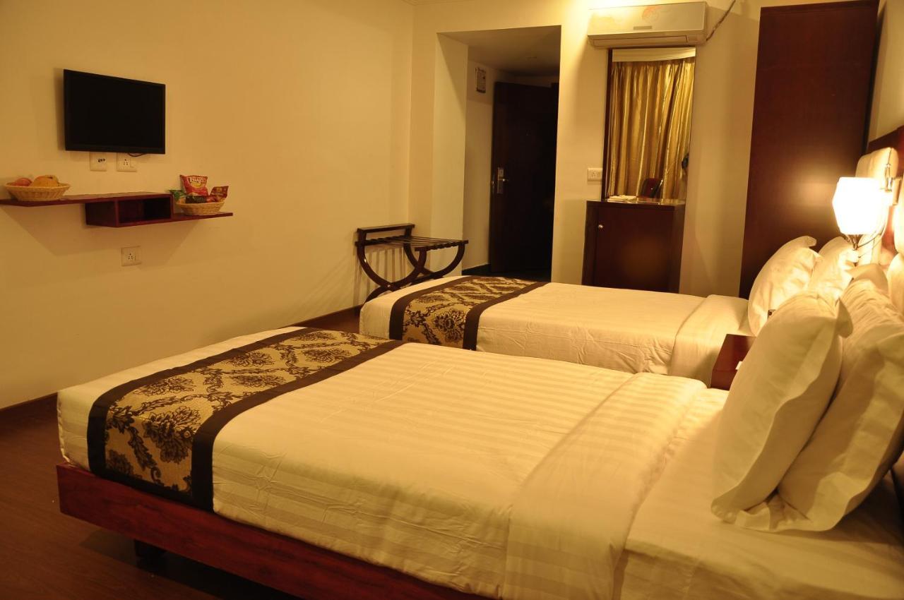 Grand Clarks Inn Badami Bagian luar foto