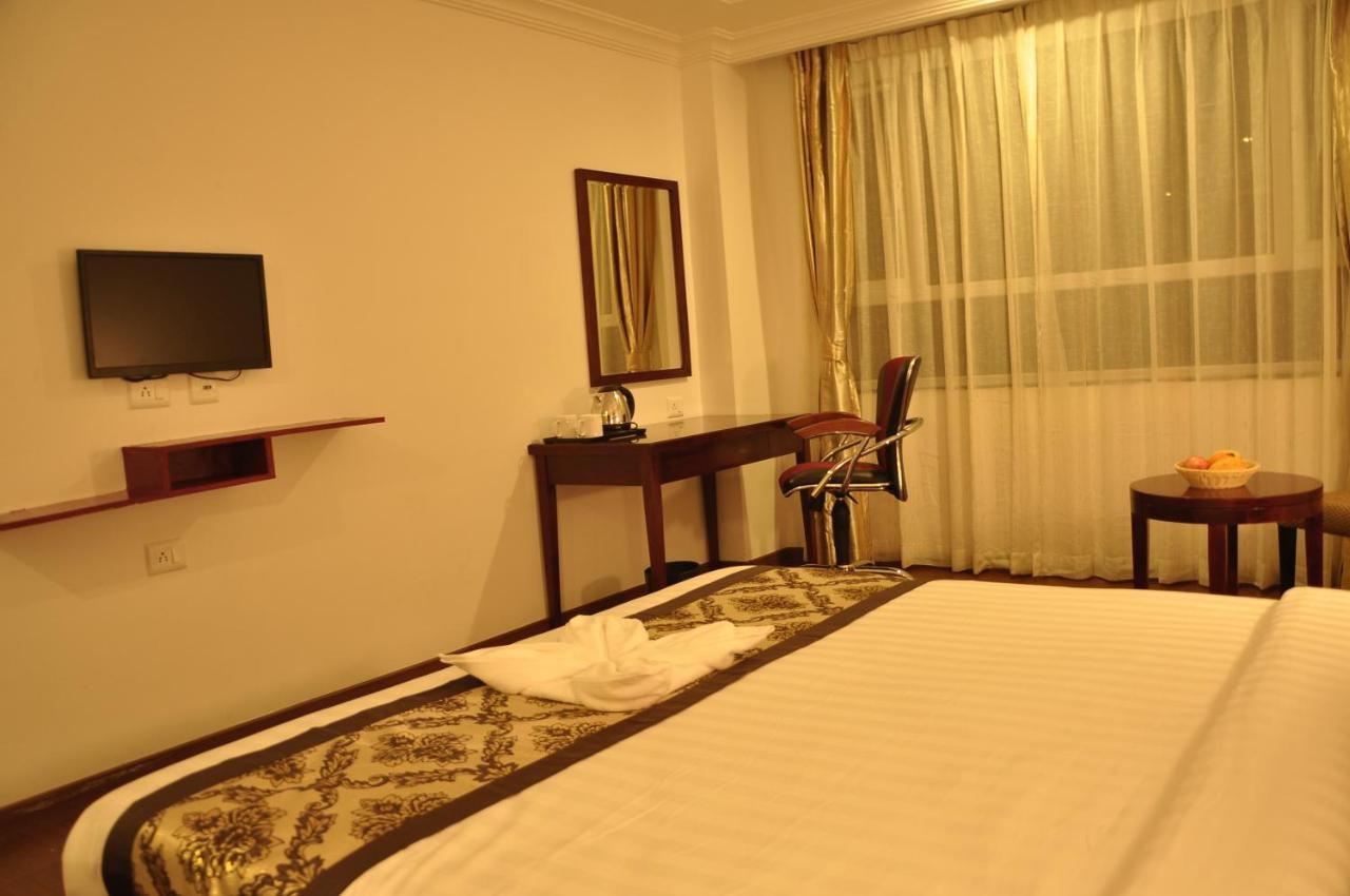 Grand Clarks Inn Badami Bagian luar foto