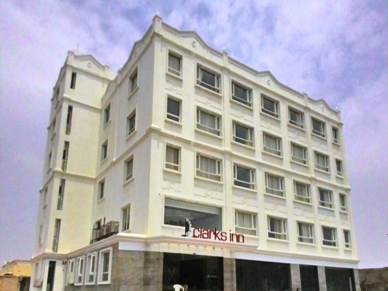 Grand Clarks Inn Badami Bagian luar foto