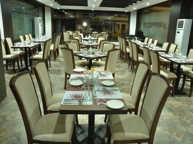 Grand Clarks Inn Badami Bagian luar foto