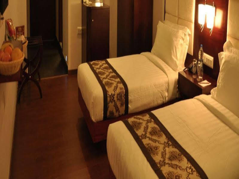 Grand Clarks Inn Badami Bagian luar foto