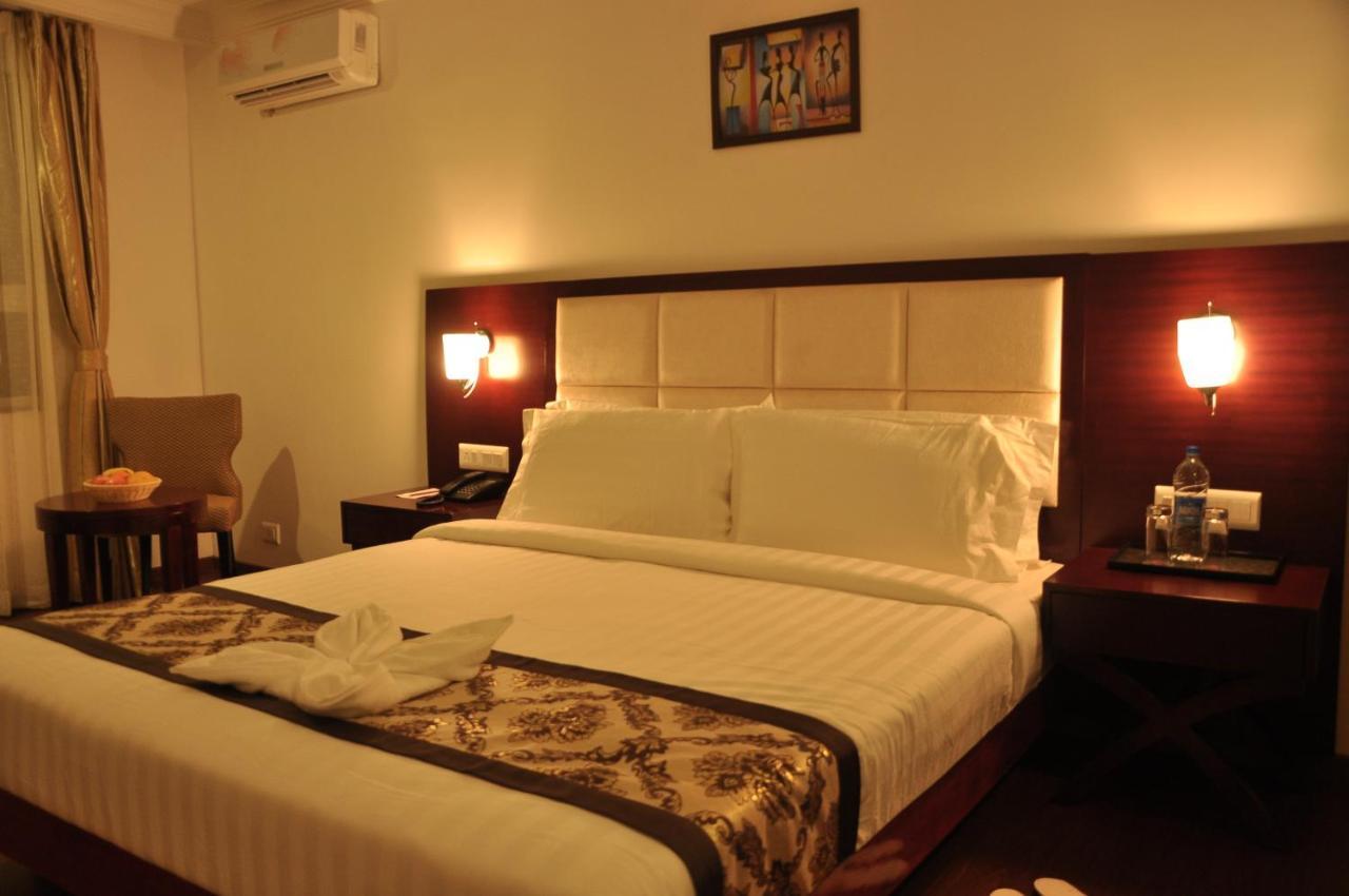 Grand Clarks Inn Badami Bagian luar foto