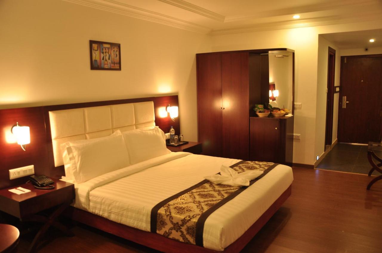 Grand Clarks Inn Badami Bagian luar foto