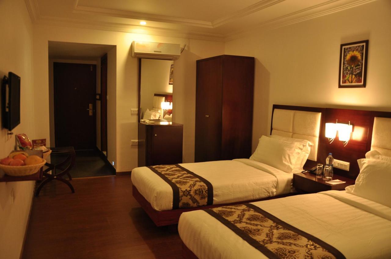 Grand Clarks Inn Badami Bagian luar foto