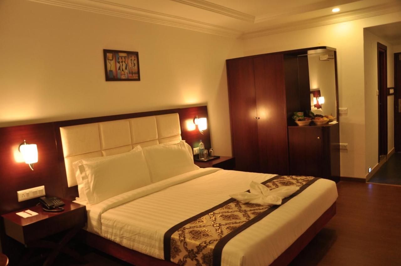 Grand Clarks Inn Badami Bagian luar foto