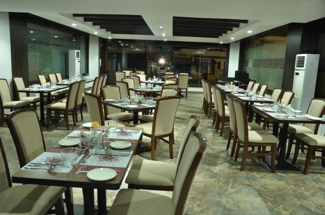 Grand Clarks Inn Badami Bagian luar foto