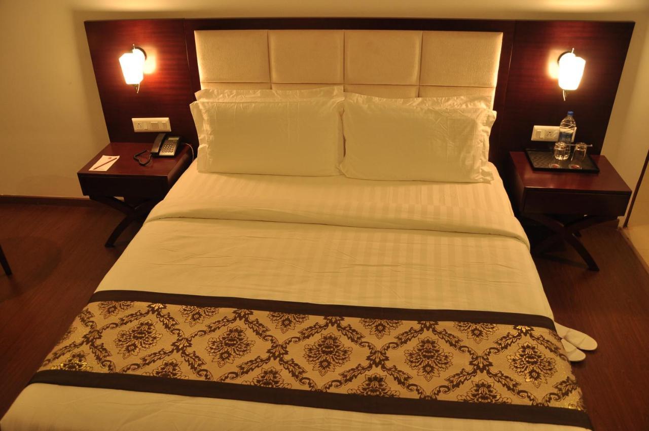 Grand Clarks Inn Badami Bagian luar foto