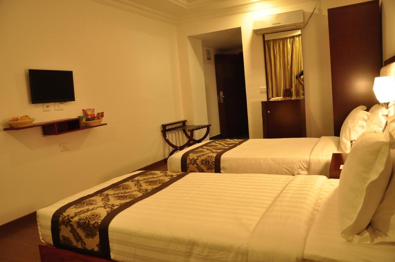 Grand Clarks Inn Badami Bagian luar foto