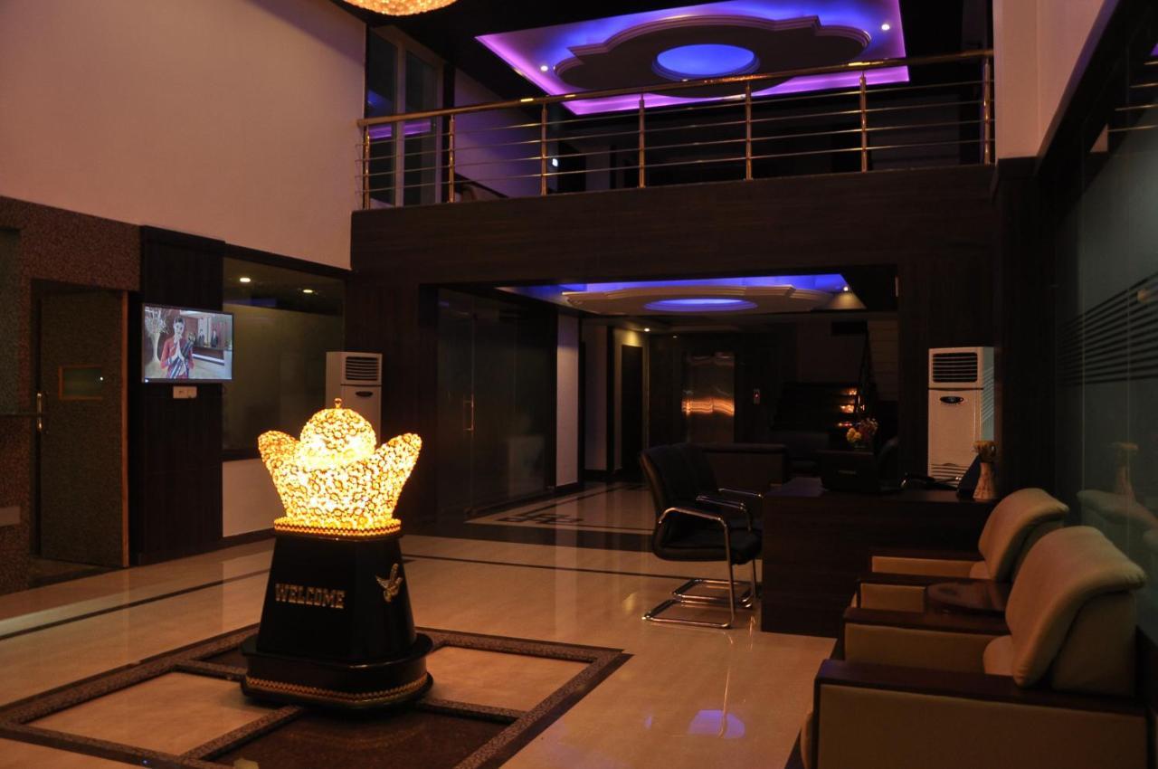 Grand Clarks Inn Badami Bagian luar foto