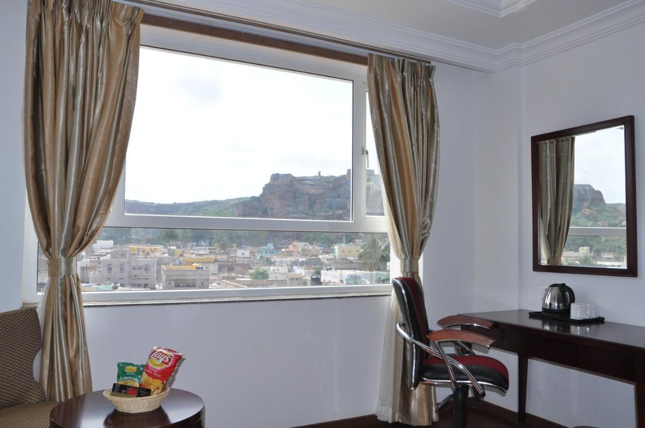 Grand Clarks Inn Badami Bagian luar foto