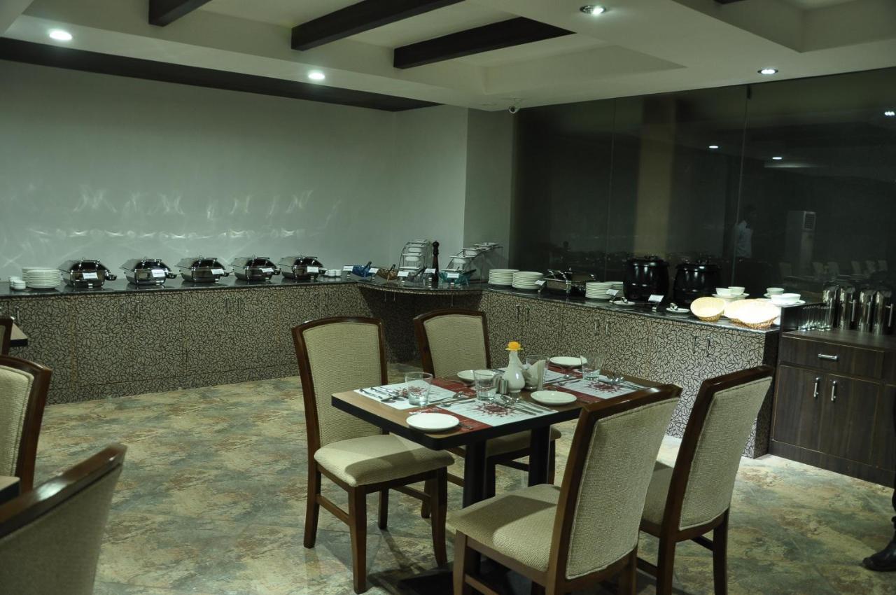 Grand Clarks Inn Badami Bagian luar foto