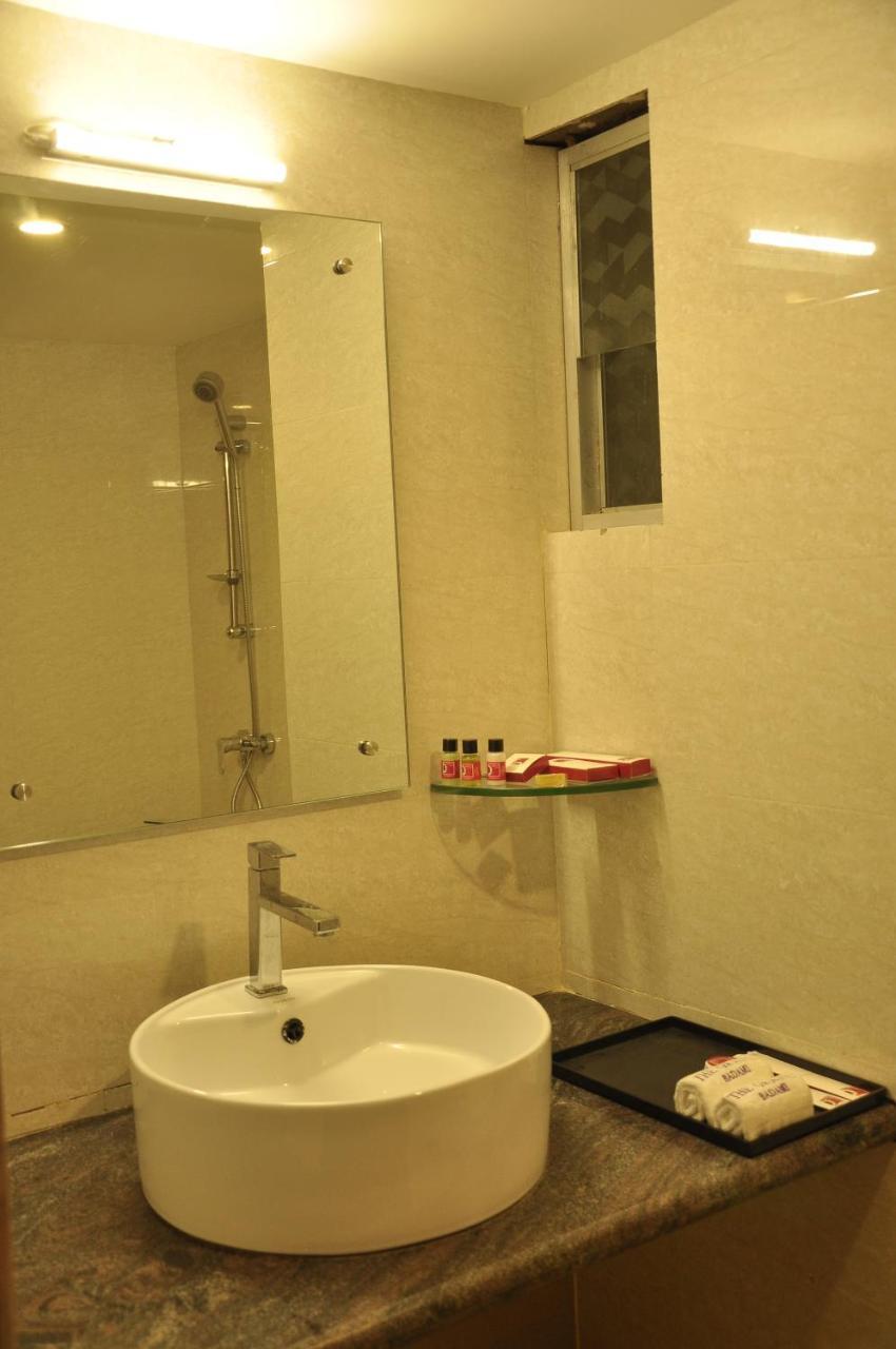 Grand Clarks Inn Badami Bagian luar foto