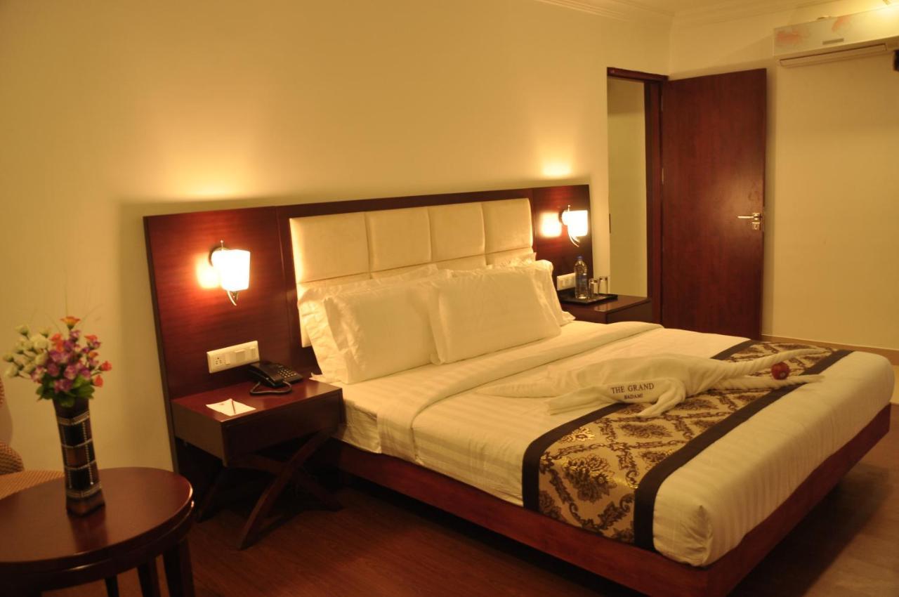 Grand Clarks Inn Badami Bagian luar foto