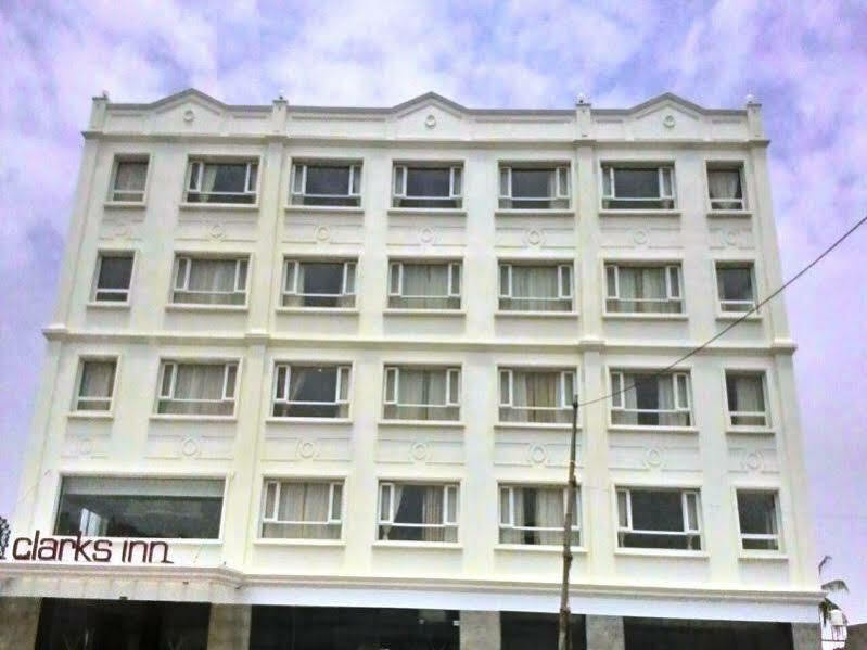 Grand Clarks Inn Badami Bagian luar foto